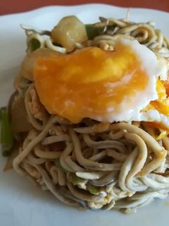 Una foto de Gulas con verduritas a la soja y huevo