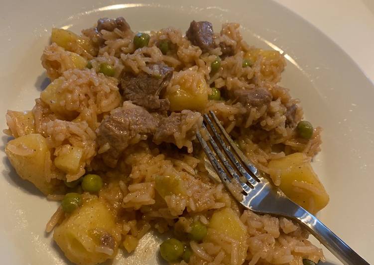 Rice mixed with beef and peas