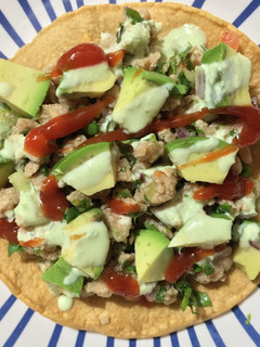 Una foto de Ceviche de soya y aderezo de serrano