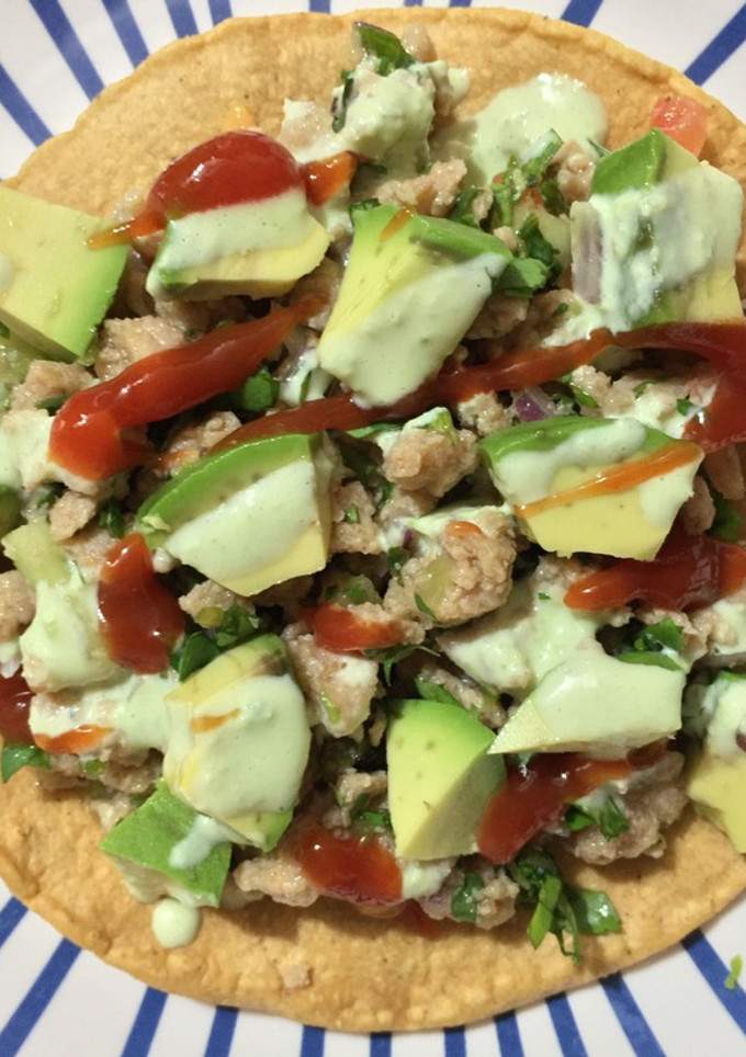 Una foto de Ceviche de soya y aderezo de serrano
