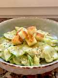 Insalata di cetrioli alla senape con crostini