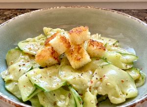 Foto di Insalata di cetrioli alla senape con crostini