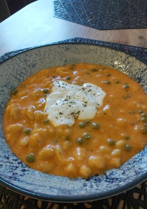Tejfölös zöldborsó pörkölt nokedlivel recept fotója