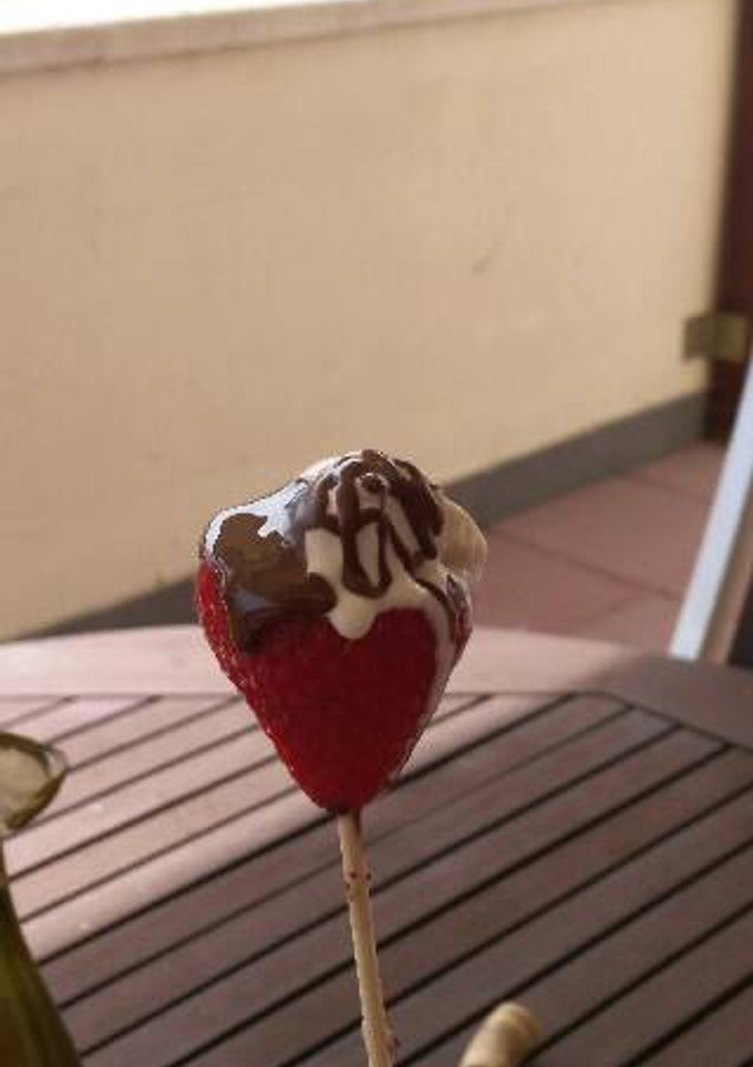Una foto de Fresa con chocolate y nata