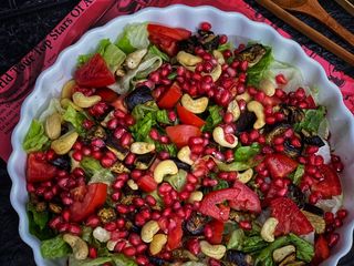 سلطة الخس والباذنجان المشوي والرمان