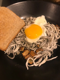 Una foto de Gulas ajillo con huevo baja temperatura