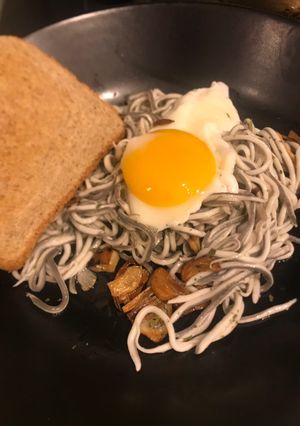 Una foto de Gulas ajillo con huevo baja temperatura
