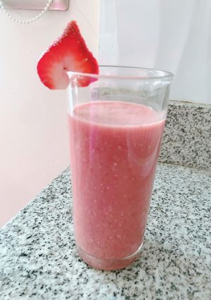Una foto de Batido de fresas y avena con leche de almendras 🍓
