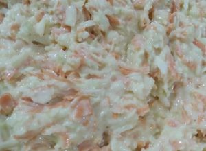 Una foto de Ensalada tipo KFC de repollo y zanahoria