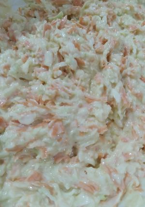 Una foto de Ensalada tipo KFC de repollo y zanahoria