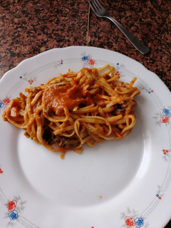 Una foto de Tallarines con tomate y berenjenas