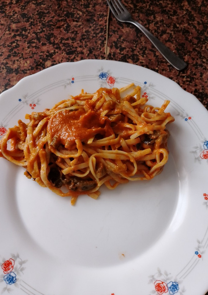 Una foto de Tallarines con tomate y berenjenas