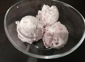 Une photo de Glace au sirop de cassis