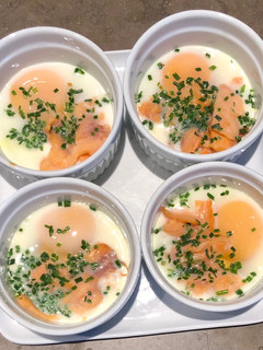 Une photo de Œuf cocotte au saumon fumé et ciboulette