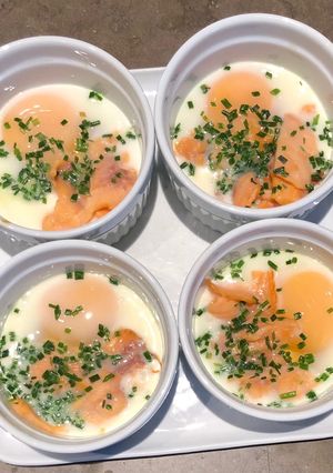 Une photo de Œuf cocotte au saumon fumé et ciboulette
