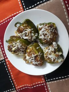 स्टफ्ड चीज़ी शिमला मिर्च (stuffed cheesy shimla mirch recipe in Hindi) रेसिपी मुख्य फोटो