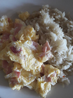 Una foto de Huevos revueltos con jamón