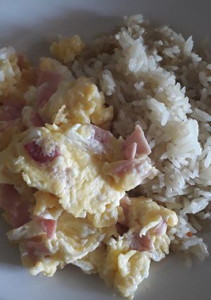 Una foto de Huevos revueltos con jamón