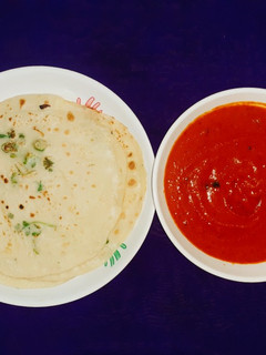 இரவு உணவு "மைதா அடை தோசை & தக்காளி பூண்டு காரச் சட்னி"#Everyday3 செய்முறை முக்கிய புகைப்படம்