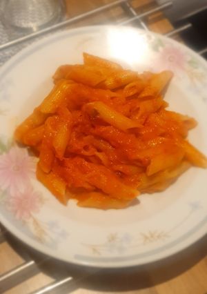 A picture of Pasta with pepper cream.