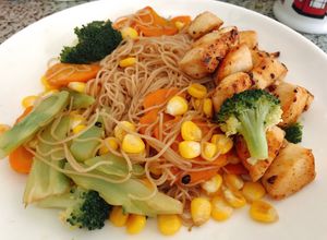 Hình của món Bún gạo lứt xào rau củ và ức gà áp chảo.