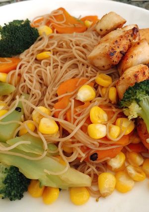 Hình của món Bún gạo lứt xào rau củ và ức gà áp chảo.