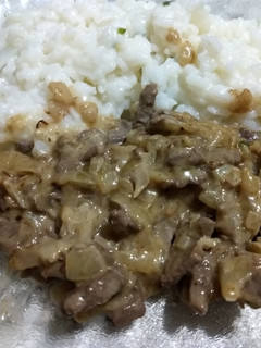 Una foto de Strogonoff con arroz