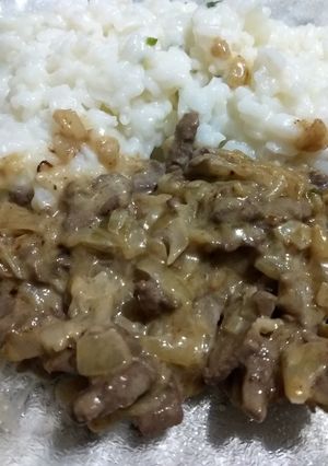 Una foto de Strogonoff con arroz