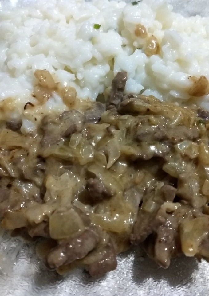 Una foto de Strogonoff con arroz