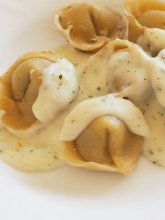 Gombás-sajtos tortellini recept fotója