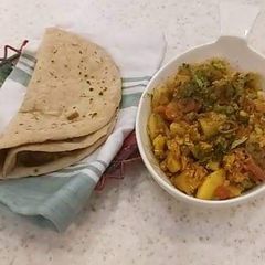 A picture of مکس سبزی اور چپاتی.