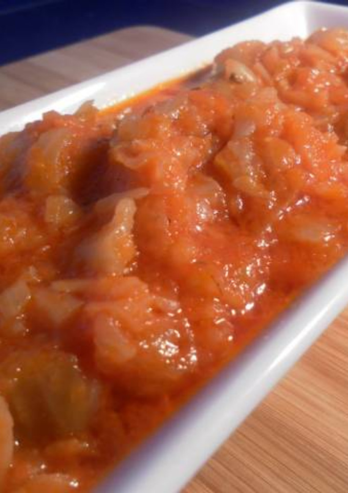 Una foto de Repollo con salsa de pimientos rojos