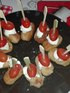 Una foto de Croquetas de queso y tomate