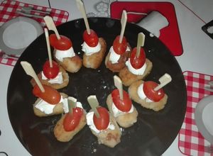 Una foto de Croquetas de queso y tomate