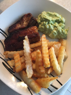 Una foto de Costillitas a la BBQ y deep de aguacate 🥑 RÁPIDOS de hacer!!