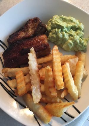 Una foto de Costillitas a la BBQ y deep de aguacate 🥑 RÁPIDOS de hacer!!