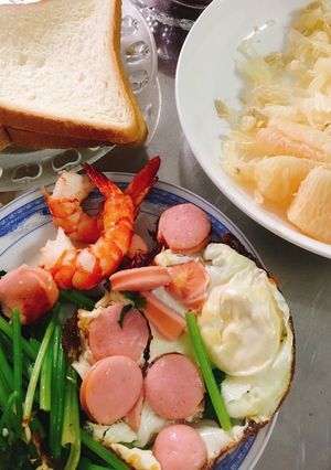 Hình của món Bữa trưa một mình với bánh mì trứng ốp, tôm, xúc xích và rau cần áp chảo.
