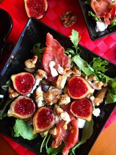 Una foto de Ensalada de berenjena, higos y mozzarella