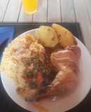 Pollo arvejado con arroz y papas doradas
