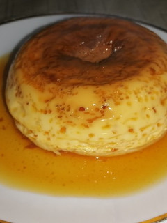 Una foto de Flan de huevo con caramelo en el microondas