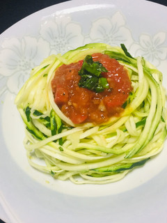 Una foto de Nido de Espaguetis de Zucchini con Compota de Tomate Saludable 🍅