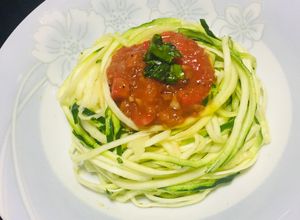 Una foto de Nido de Espaguetis de Zucchini con Compota de Tomate Saludable 🍅
