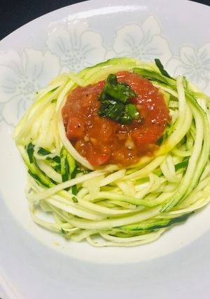 Una foto de Nido de Espaguetis de Zucchini con Compota de Tomate Saludable 🍅
