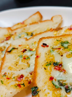 तवा गार्लिक चीज़ ब्रेड (tawa garlic cheese bread recipe in Hindi) रेसिपी मुख्य फोटो