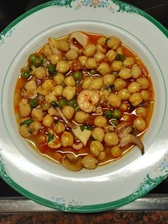 Una foto de Garbanzos con sepia y gambas