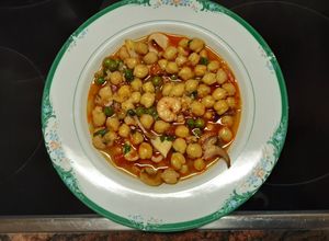 Una foto de Garbanzos con sepia y gambas