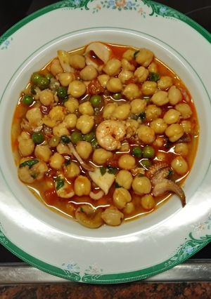 Una foto de Garbanzos con sepia y gambas