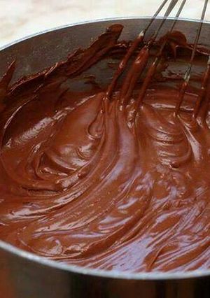 صورة لوصفة كريمه الشوكولاته لتزين الكيك