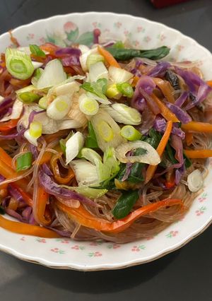 Una foto de Japchae (fideos de arroz salteados)