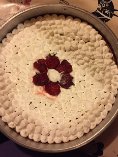 Una foto de Tarta de frutillas con chantilly y condensada